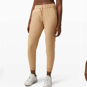 Lululemon On the Fly Jogger Luxtreme (Beech Wood, Size 6)